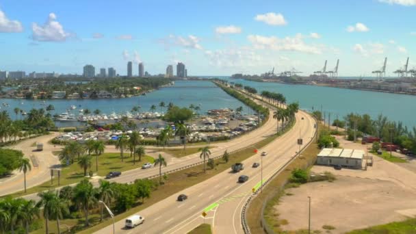 Лодка Клуба Aerial Miami Watson Island Macarthur Causeway — стоковое видео