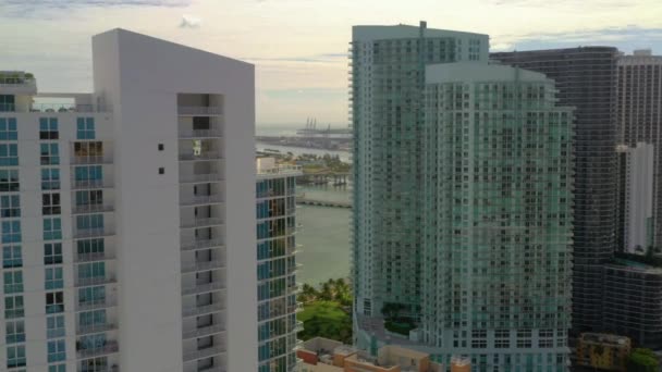 Aerial Video Luksus Condominium Balcony Patio Med Fantastisk Utsikt – stockvideo