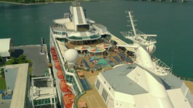 Cruise gemi havuzu güverte hava dron görüntüleri