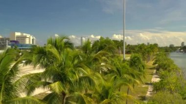 Miami işareti Julia Tuttle causeway hoş geldiniz ve Mount Sinai Hastanesi