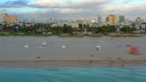 Snabbt Lateral Antenn Video Miami Beach Rörelseoskärpa — Stockvideo