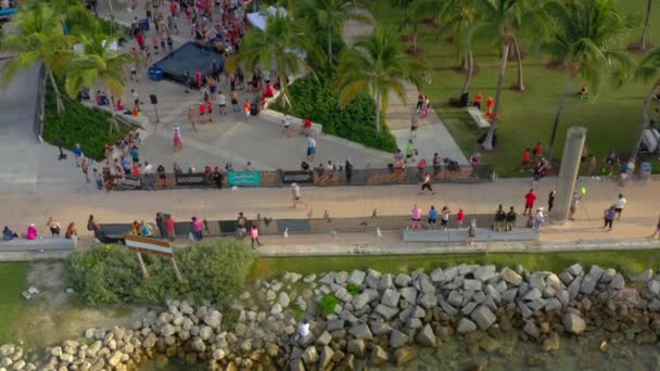 マイアミビーチ ハーフ マラソン フィニッシュ ライン サウス ポワント パーク航空ビデオ クリップ — ストック動画