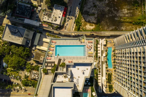 Pessoas Bronzeando Uma Piscina Telhado Drone Aéreo Foto — Fotografia de Stock