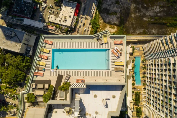 Foto Aerea Drone Ponte Piscina Sul Tetto Grattacielo Della Città — Foto Stock