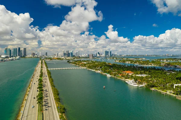 Macarthur Causeway Miami ve lüks Palm Island Hava dron görüntüsü