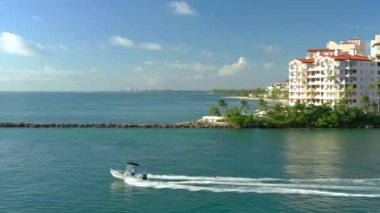 Deniz dışarı bir tekne başlığa bir adam hava klip