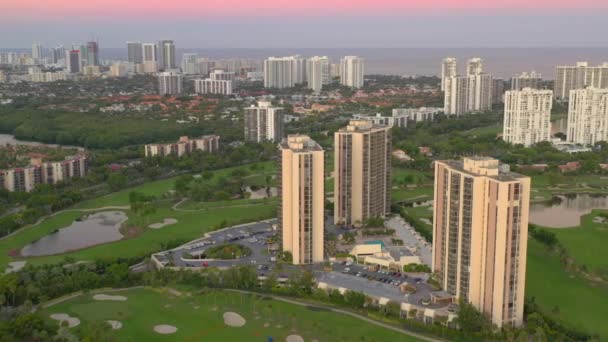 Aerial Drone Video Aventura Campo Golf Paisaje Condominios — Vídeo de stock