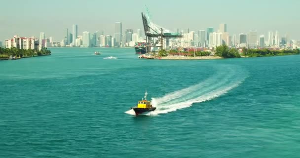 Aerial Footage Miami Beach Pilot Boat Motion — Stock Video