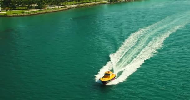Luchtfoto Miami Piloot Boot Met Fisher Island Achtergrond Filmische Schot — Stockvideo