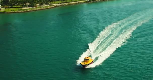 Bateau Pilote Miami Aérien Avec Fisher Island Arrière Plan Cinématographique — Video