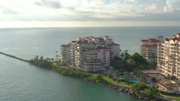 空中軌道フィッシャー島マイアミ ビーチ朝の陽光 — ストック動画