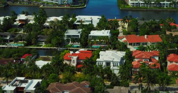 Aerial Pull Sköt Bort Lyx Kustnära Herrgårdar Miami Golden Beach — Stockvideo