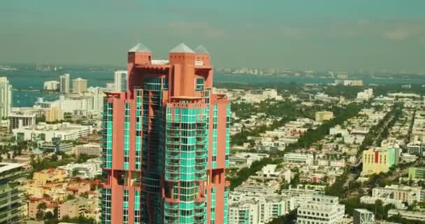 Aerial Pink Building Miami Beach Portofino Drone Filmati — Video Stock