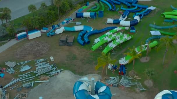 正在建设中的空中水上乐园滑管 — 图库视频影像