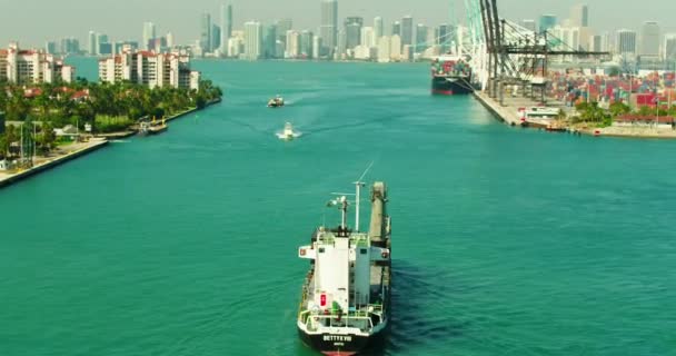 Φορτηγό Πλοίο Που Φθάνουν Στο Λιμάνι Μαϊάμι Εναέριο Κηφήνα Βίντεο — Αρχείο Βίντεο