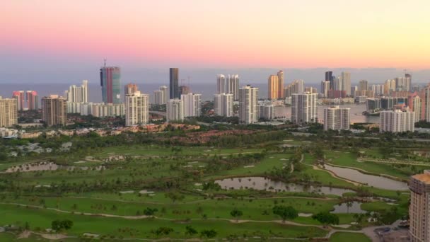 無人空中美しいゴルフコース風光明媚な映像 — ストック動画