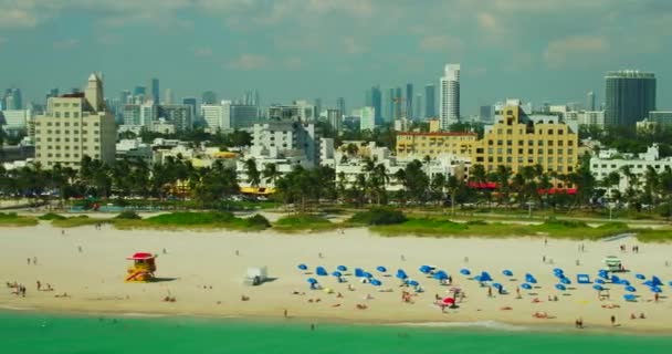 マイアミビーチ観光パラソル砂の高速空中フライバイ — ストック動画