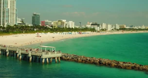 Low Aerial Miami Beach Fishing Pier — Stock Video