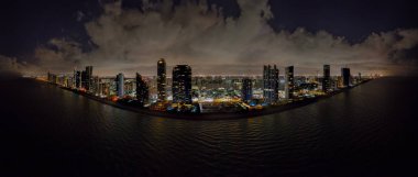 Hava gece dron panoramac fotoğraf kıyı kenti highrise Kulesi aydınlatılan