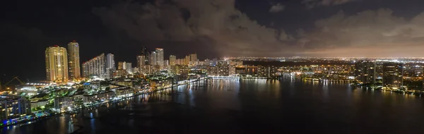 空中城市和海湾全景夜景照片 — 图库照片