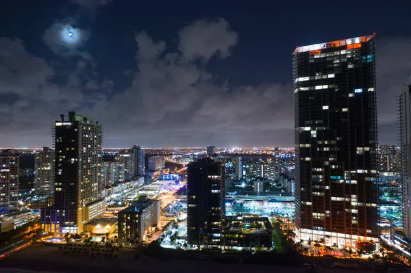 Şehir Highrise Binalar Dron Fotoğrafla Üzerinden Moon — Stok fotoğraf