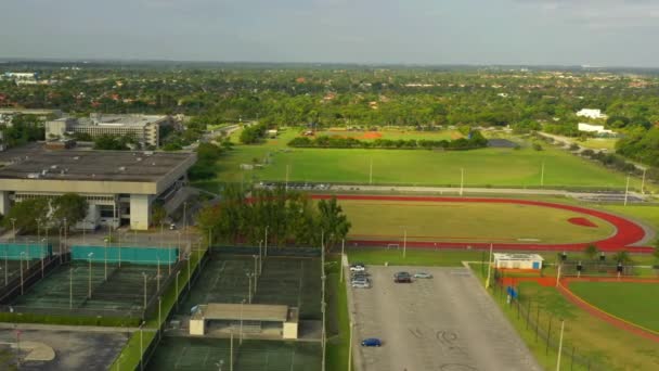 Escola Universitária Vídeo Aéreo Com Campos Desportivos — Vídeo de Stock