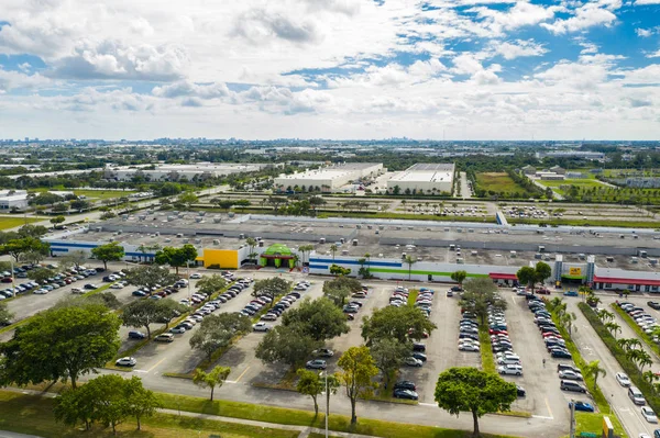 ポンパノ ビーチ フロリダ フェスティバル マーケット モール無人空中写真 — ストック写真