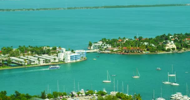 Filmagem Aérea Passeio Barco Miami Nas Ilhas Venezianas Baía Biscaia — Vídeo de Stock