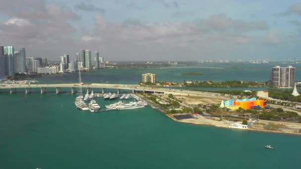 Luchtfoto Video Island Gardens Marina Miami Florida — Stockvideo