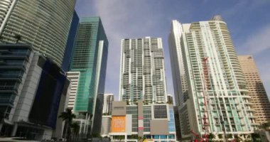 Düşük açılı kaydırma highrise Mimarlık Miami Downtown iş bölge nehir vurdu