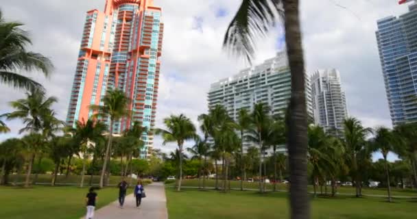 Gimbal Ground Shot Miami Beach South Pointe Park Condominios Gran — Vídeos de Stock