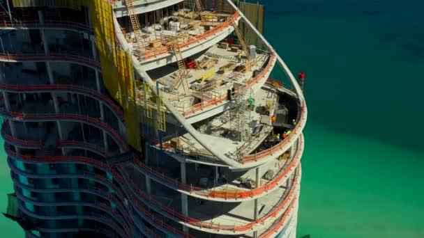 在工作高层摩天大楼施工现场的空中无人机画面人员 — 图库视频影像