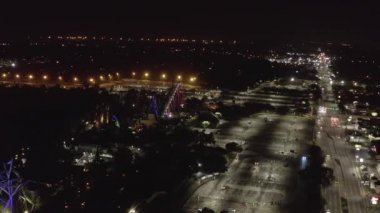 Tampa, Fl, Amerika Birleşik Devletleri - 15 Aralık 2018: Hava dron video Tampa Busch Gardens Tema Parkı, gece