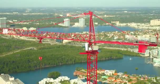 Kraan Een Wolkenkrabber Luchtfoto Beeldmateriaal — Stockvideo