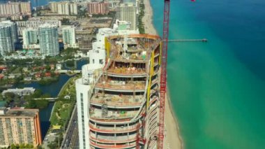 Sunny Isles Beach, Fl, Amerika Birleşik Devletleri - 5 Ocak 2019: Ritz Carlton konut inşaat site üst kapalı aşamaları denetim uçağı hava video görüntüleri 4k