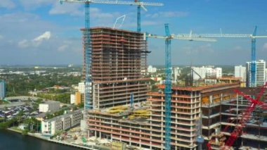Miami, Fl, Amerika Birleşik Devletleri - 4 Ocak 2019: Miami açılış dükkan ve konut inşaat altında Nehri