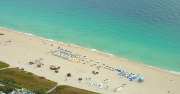 Helicóptero Sobrevoando Miami Beach Turistas Visíveis — Vídeo de Stock