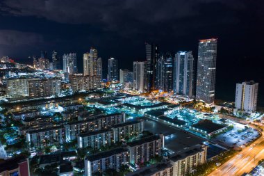 Gece hava ışıklı şehir