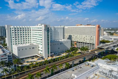 Miami, Fl, Amerika Birleşik Devletleri - 5 Ocak 2019: Jackson hastaneye anteni Um Miami ve Metrorail