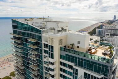 Setai kat mülkiyeti Miami Beach çatı salonu ve havuz havadan görüntü