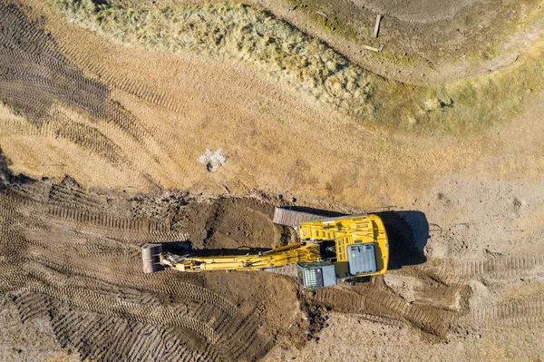 Bir Ekskavatör Toprakla Bir Inşaat Sahasında Hava Havai Çekim — Stok fotoğraf