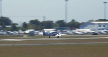 Uçak touchdown ve uygulama havacılık okulu çıkarmak