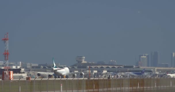 Airplane Taxiing Airport Heavy Air Turbulance Telephoto Video 60P — Stock Video