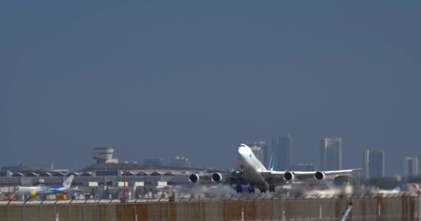 Cathay Pacific Cargo Jet Despegando Del Vídeo Mia 60P — Vídeos de Stock