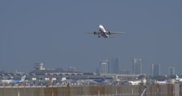 Pesawat Jet Delta Lepas Landas Bandara 60P — Stok Video
