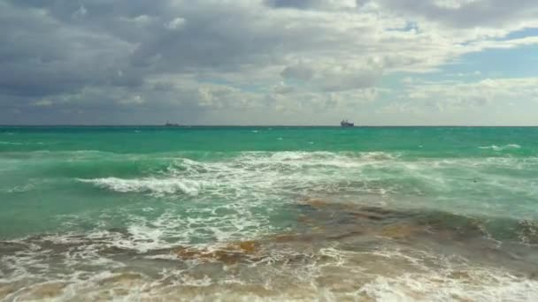 Baixa Antena Areia Praia Para Oceano Surf Áspero — Vídeo de Stock