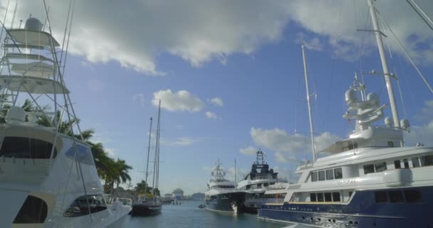 Lyxbåtar Fort Lauderdale Florida Panorering Höger — Stockvideo