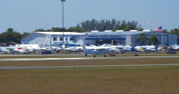 Havaalanı Pist Kalktıktan Küçük Cessna Uçak — Stok video