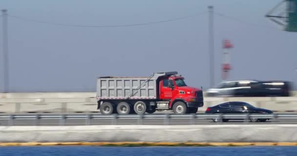 高速道路 映像トラッキング ショット ダンプ トラック — ストック動画
