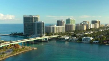 Havadan 4k yaklaşım Bal Harbour Miami Beach